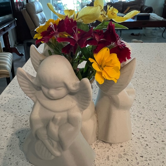Mini Angel vase 4” tall ceramic 3 angels - Picture 3 of 4